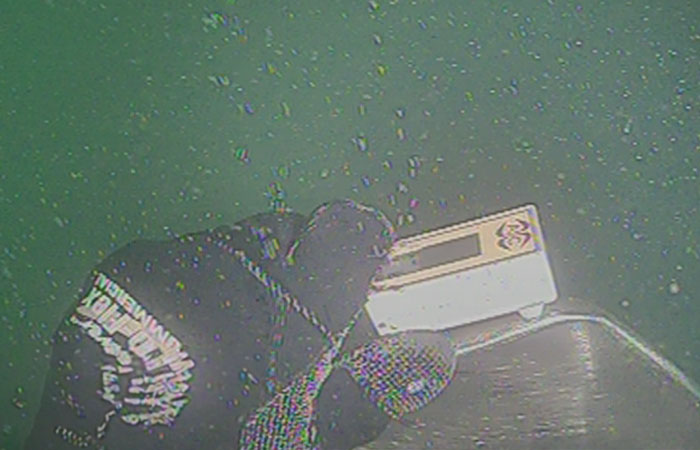 ACFM pencil probe inspecting the propeller edge
