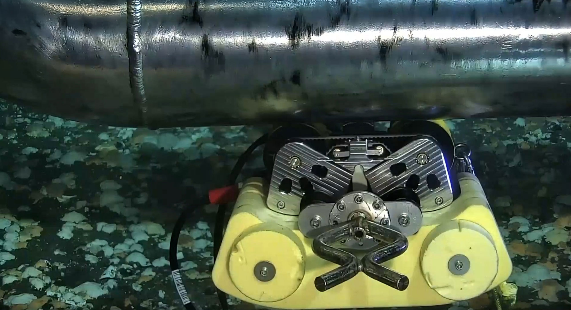 Inspection underside of subsea pipe